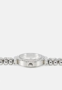 Montre-bracelet en argent avec un boîtier rond, une lunette en verre et un bracelet en métal à perles. Présente un cadran blanc et des accents argentés.