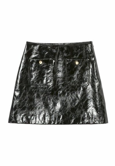 Mini falda de charol negra con una textura brillante, que cuenta con dos bolsillos delanteros y acentos de botones dorados. Diseño suave y ajustado.