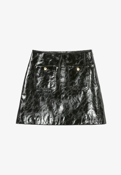 Mini-jupe en cuir verni noir avec une texture brillante, dotée de deux poches avant et d'accents en bouton doré. Design lisse et ajusté.