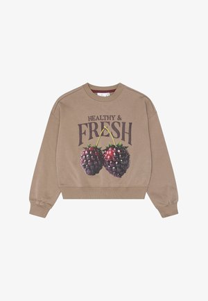 Beige sweatshirt med teksten "Healthy & Fresh" og to store brombær trykt på forsiden, med lange ærmer og ribstrikkede manchetter og kant.