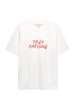 Hvid t-shirt med korte ærmer med rød tekst "TRÈS FATIGUÉ" trykt i midten foran, vist på en ensfarvet hvid baggrund.