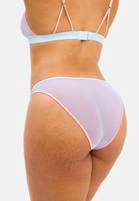 Underkläderset som har genomskinligt lavendelmaterial med ljusblå och rosa detaljer. Innehåller justerbara remmar och en krokstängning på baksidan.