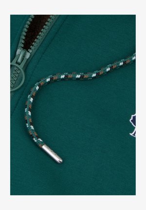 Felpa verde con colletto con zip, con lacci intrecciati in tonalità marrone, bianco e verde, e punta metallica argentata.