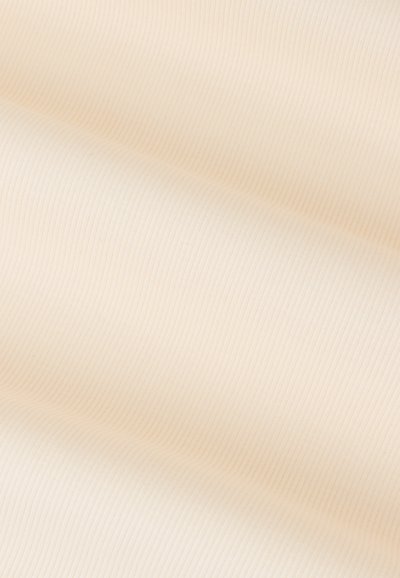 Svetlá béžová tkanina s jemnou rebrovanou textúrou a tenkými vertikálnymi pruhmi. Povrch vyzerá mäkký a hladký, s matným povrchom.