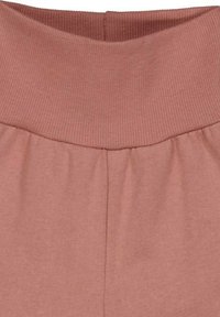 Różowa, rypsowa talia z marszczonym materiałem poniżej; miękka tekstura, gładkie wykończenie i jednolita kolorystyka widoczna w całym materiale.