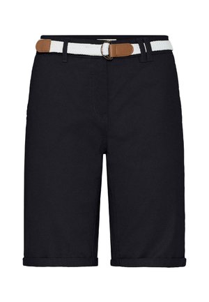 Pantaloni scurți negri până la genunchi, cu tivuri întoarse și curea albă țesută, având accente din piele bej și o cataramă metalică în formă de inel.