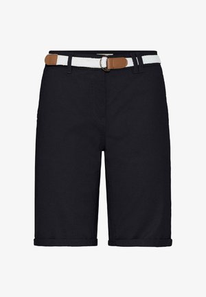 Zwarte knielange shorts met opgerolde zomen en een wit geweven riem met lichtbruine leren accenten en een metalen ringgesp.