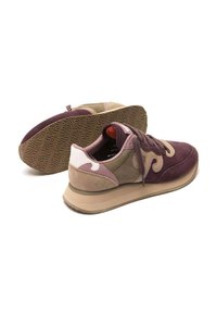 Un paio di sneaker in suede marrone e beige con lacci viola e suole con motivo, posizionate di lato su uno sfondo bianco.