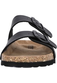 Svarta lädersandaler med två justerbara spännen, korkfotända och strukturerad gummisula. Öppen tå-design med platt profil.