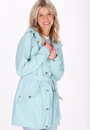 Jachetă impermeabilă de culoare albastru deschis, cu glugă, nasturi tip snaps, talie accentuată cu curea și două buzunare frontale înclinate. Textură netedă și design modern.