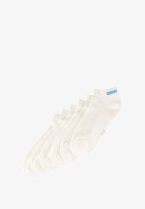 Balti kulkšniniai kojinaičių rinkinys iš šešių, pagamintos iš medvilnės mišinio, su raižyta tekstūra, su mėlyna akcentu kulne, su paminkštintu pagrindu komfortui užtikrinti.