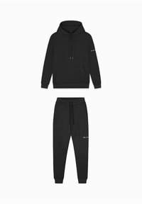 Zwarte hoodie met een voorzak, een trekkoord capuchon en een logo op de mouw, gecombineerd met bijpassende zwarte joggers met een elastische tailleband.