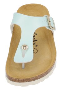 Ljusblå faux lädertanga sandal med justerbar spänne, korkfotbädd och vit gummisula. Utrustad med en dekorativ metallaccent.