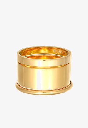 Goldfarbener Ring mit einer glatten, polierten Oberfläche. Er verfügt über zwei übereinander gestapelte Bänder, wobei eines etwas breiter mit einer abgerundeten Kante ist, und eine innere Gravur besitzt.