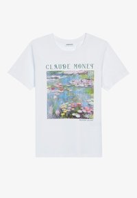 Bílý bavlněný tričko s potiskem Monetových "Broskví," které zobrazuje živé květiny a odrazy na vodě. Text zní "CLAUDE MONET."