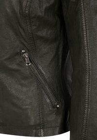 Dunkelgrüne Lederjacke mit einer seitlichen Reißverschlusstasche, glatter Textur, sichtbaren Nähten und einem abgerundeten Schulterdesign.