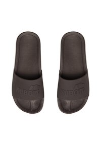 Czarne gumowe klapki z teksturowaną wkładką, z wytłoczonym logo "KUBOTA" na pasku oraz płaską podeszwą.