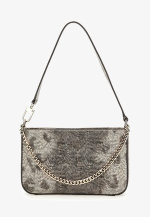 Kleine metallische silberne Handtasche mit strukturiertem Schlangenledermuster, goldener Kettendetail und einem schwarzen Schultergurt.