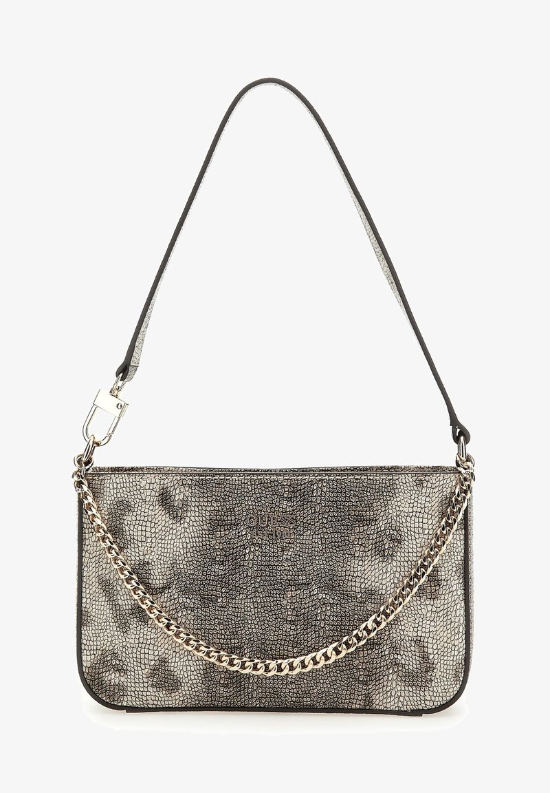 Petit sac à main argenté métallique avec motif peau de serpent texturé, détail chaîne dorée et une bandoulière noire.