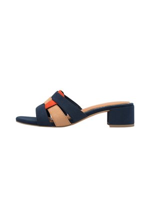 Sandales à talon bloc bleu marine et beige avec des brides entrecroisées, ornées d'accents orange et d'une texture en daim lisse.