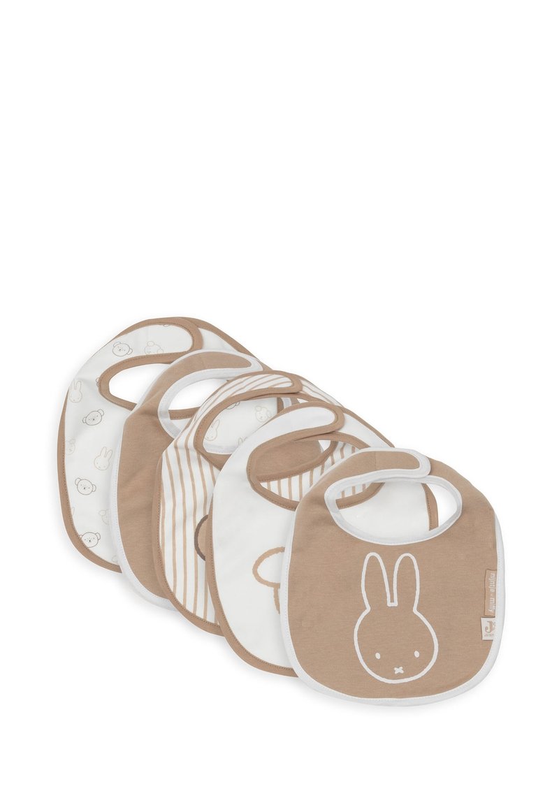 Set aus fünf Baby-Lätzchen aus weicher Baumwolle. Farben umfassen Beige und Weiß mit Mustern von Kaninchen und Streifen. Jedes hat eine große Halsöffnung.