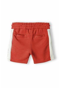 Shorts rossi in cotone con una morbida vita elasticizzata, due tasche posteriori e pannelli laterali bianchi con testo stampato.