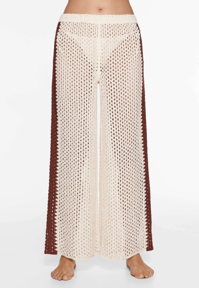 Pantaloni larghi all'uncinetto in crema e marrone scuro, caratterizzati da un design a rete aperta e una vita testurizzata con cordoncino.