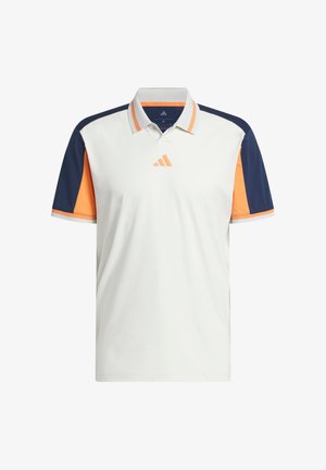 Biała koszulka polo z granatowo-pomarańczowymi panelami na rękawach, pomarańczowym logo Adidas na piersi oraz obwódką kołnierzyka w pomarańczowe paski.