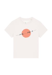 Kurzarm-Cremeshirt mit einem Grafikdesign eines korallenfarbenen Kreises und schattierten Vögeln auf einer dünnen schwarzen Linie über der Brust.