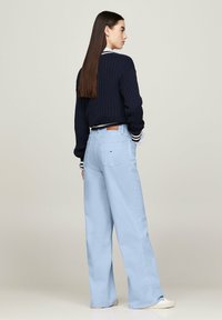 Tommy Jeans CLAIRE WIDE - Vaqueros a campana - moderate blue