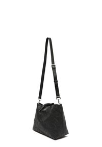 Črn ročni torba iz teksturirane umetne usnje, z cvetličnim embosiranjem, ravnim dnom, dvema ročajema in nastavljivim trakom.