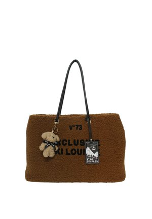 Borsa a tote marrone con manici neri, testo nero "Exclusive Ski Lounge", un portachiavi a forma di orsetto e un tag per il pass di sci.
