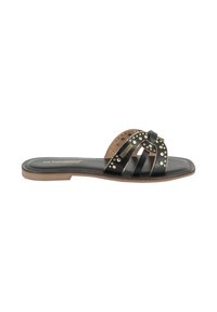 Sandalo scivoloso in pelle nera con un cinturino decorativo con borchie dorate, suola piatta e un design con ritagli per la ventilazione.