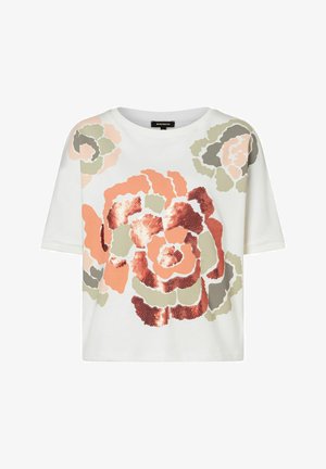 Witte top met korte mouwen, versierd met een bloemenmotief in koraal, groen en bruin, met pailletjes voor extra textuur en detail.