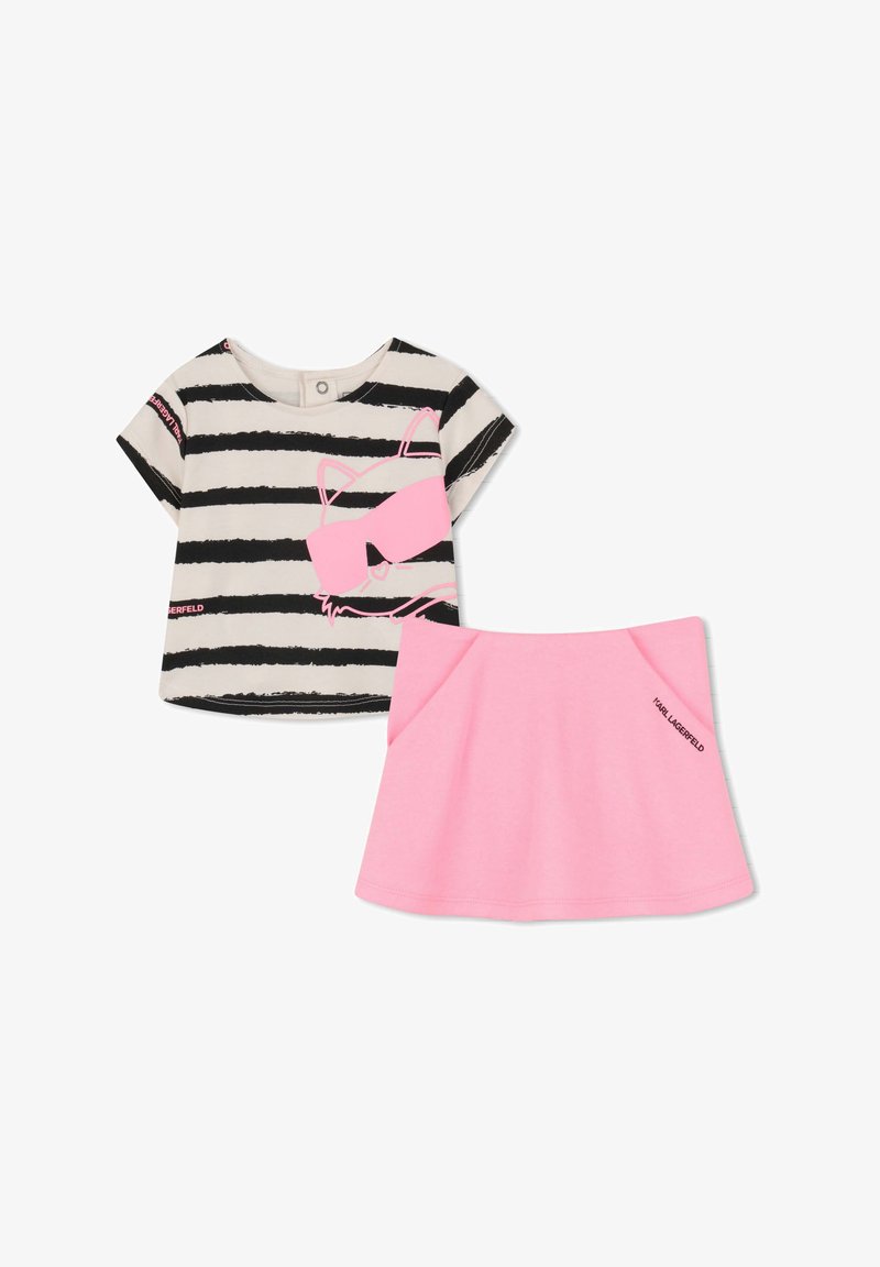 Zwart-wit gestreept shirt met korte mouwen en een roze grafisch kattenontwerp, gecombineerd met een effen roze rok met een logo. Beide zijn gemaakt van katoen.