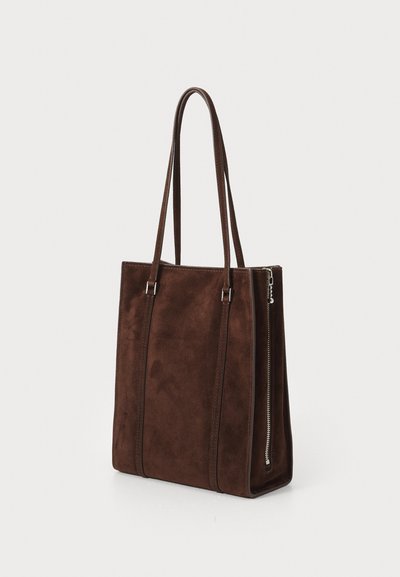 Brun ruskinds tote bag med to håndtag, rektangulær form, vandrette sømme og en side lynlåsdetaill. Glat tekstur, ingen mønstre.