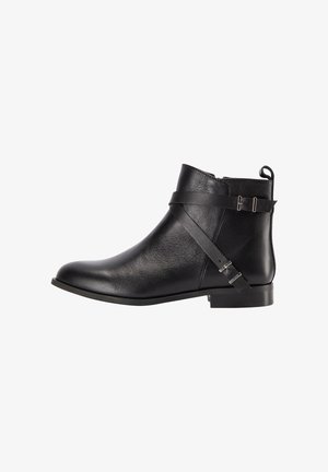 Zwarte leren enkelboot met lage hak, zijrits en decoratieve kruisspeling met zilveren gespen.