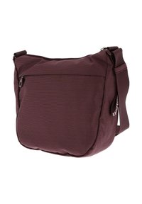 Sac bandoulière bordeaux en tissu texturé, avec poche zippée à l'avant et bandoulière réglable avec boucle en plastique.