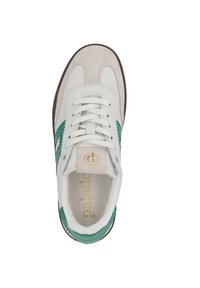 Zapatilla con parte superior de cuero blanco y acentos de ante verde. Presenta un diseño de cordones y una suela de goma marrón ligeramente texturizada. Detalle del logo en dorado.