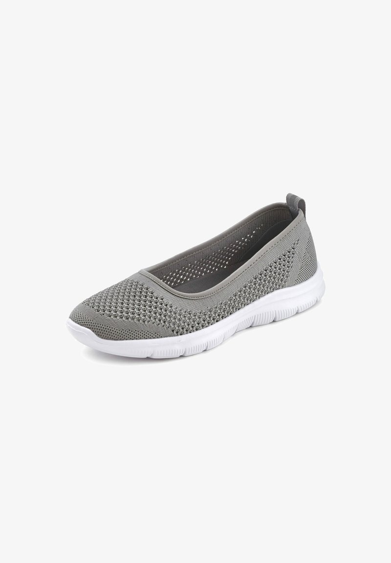 Grauer leichter Slipper mit einem atmungsaktiven Mesh-Obermaterial, strukturierter Oberfläche und einer flexiblen weißen Sohle. Rundliche Schuhspitze mit dezenten Nahtdetails.