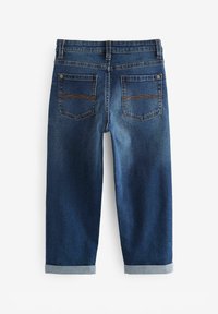 Jeans de denim azul oscuro con un corte recto, dobladillos remangados y dos bolsillos traseros con costuras en contraste. Textura suave, diseño clásico.