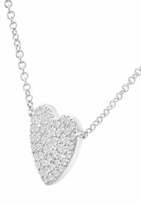 Strieborný náhrdelník v tvare srdca s pavé osadením, zdobený viacerými trblietavými kameňmi. Má reťazový dizajn so spojmi.