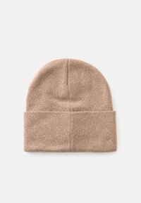 Strikket hue i lys beige, med en foldet manchet og en glat tekstur, rundet top og sømløst design.