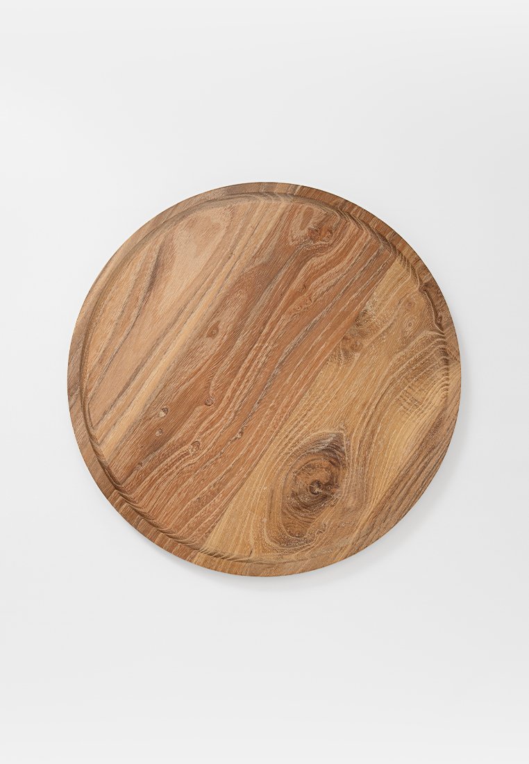 Plato de servir redondo de madera, patrón de veta de madera natural, color marrón claro, textura suave, con un borde ligeramente elevado.