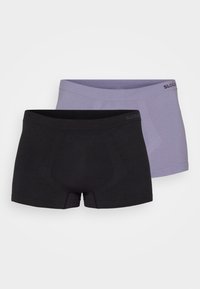 Zwei Paare Sloggi Boxershorts: ein schwarzes und ein helllila. Hergestellt aus dehnbarem Stoff mit einem weichen Bund und ohne sichtbare Nähte.