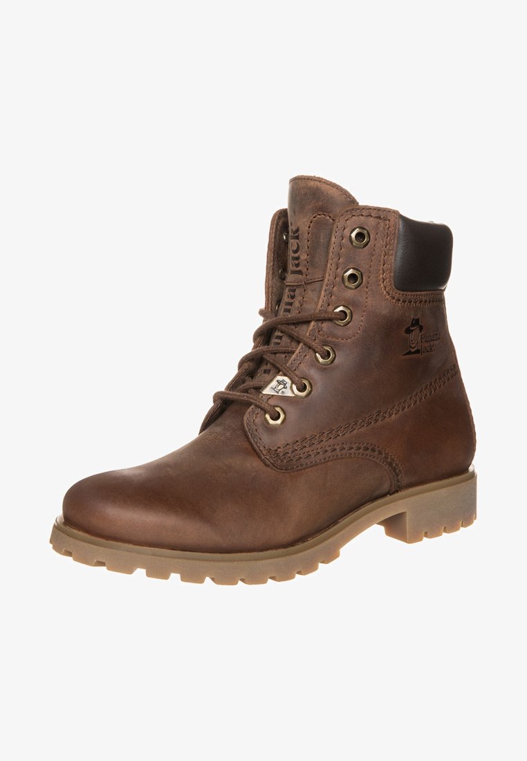 Bota de tornozelo em couro castanho com atacadores, com sola robusta, apresentando ilhós dourados, um colarinho castanho escuro e detalhes em costura.