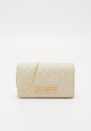 Pochette en cuir matelassé beige avec bandoulière chaîne dorée et plaque logo dorée "LOVE MOSCHINO" sur le devant.