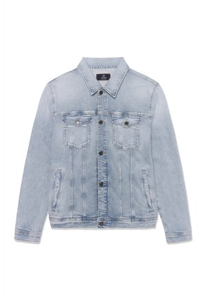 Jachetă de blugi albastru deschis cu nasturi în față, două buzunare cu clapetă pe piept, buzunare laterale și guler clasic, afișată pe fundal alb.