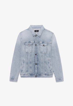 Jachetă de blugi albastru deschis cu nasturi în față, două buzunare cu clapetă pe piept, buzunare laterale și guler clasic, afișată pe fundal alb.