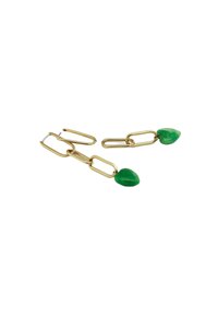 Boucles d'oreilles en chaîne dorée avec des accents en forme de goutte verte, une texture lisse et un design minimaliste.